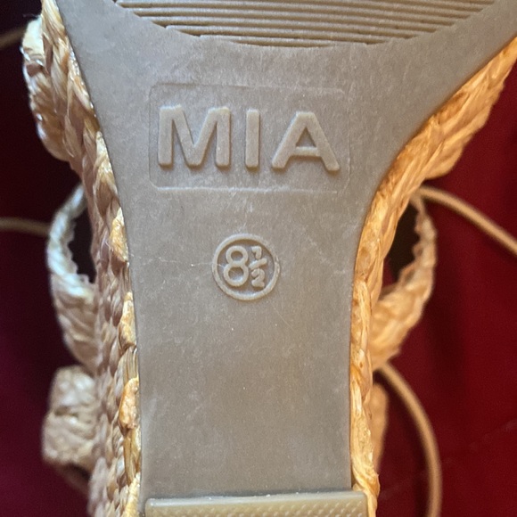 NWOT!  Very stylish woven wedge heeled sandal! - Picture 4 of 6